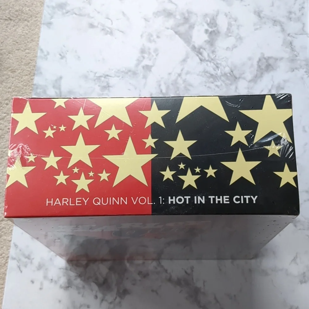 Harley Quinn Book & Mask - Picture 5 of 6